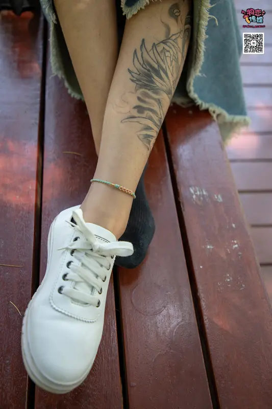 第011期:纯纯的邻家小妹，小白鞋搭配黑色船袜，清凉一夏 - 物恋传媒